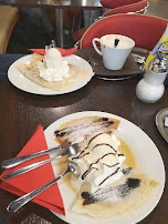 Crêpes Mit Nutella Vanilleeis Und Sahne